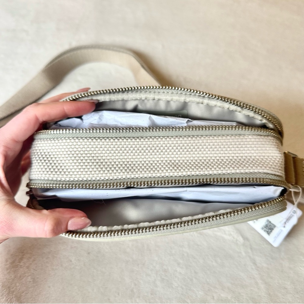 NWT Lululemon Crossbody Camera Bag *Canvas 2L – Movage Tan/Light Ivory/Raw Linen - Picture 11 of 16